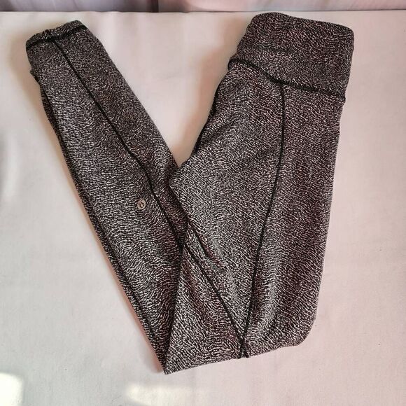 Lululemon Run It Out Tight Power Luxtreme Ripple Jacquard Black White Size 4 D7 - Picture 10 of 15